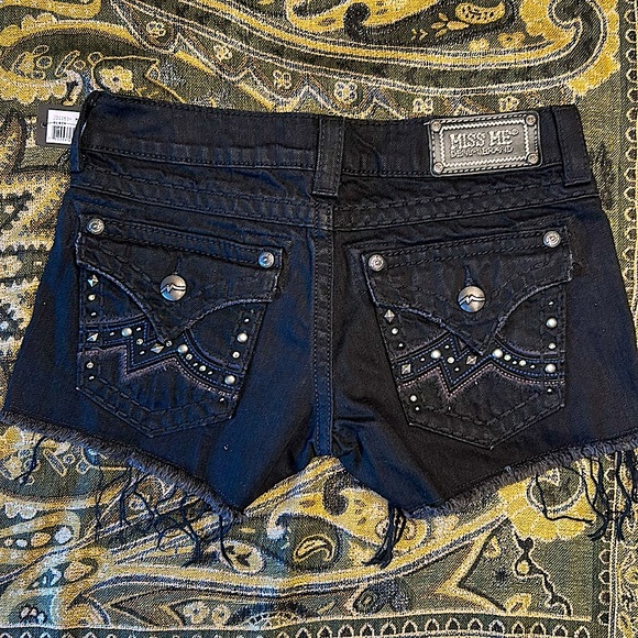Price will go up to $80 after show ‼️Miss Me 26 NWT Black Jean Shorts - Picture 7 of 16